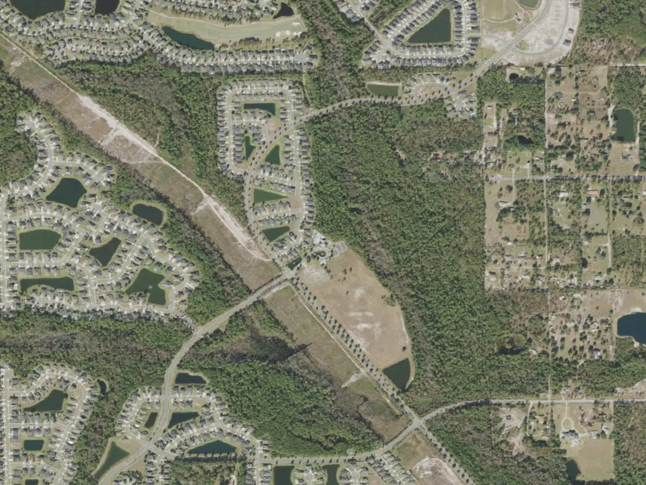 Aerial view of Two Creeks neighborhoods, ponds, and woodland in Middleburg